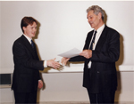 Niels Jonkman ontvangt de prijs van dr. ir. M. Tienstra