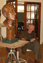 Prof. Baarda in the studio of the sculptor Josine Croin, 2003 (F.H. Schröder)